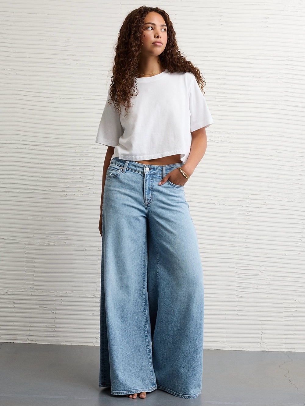 NWOT American Eagle Outfitters light blue wide leg jeans